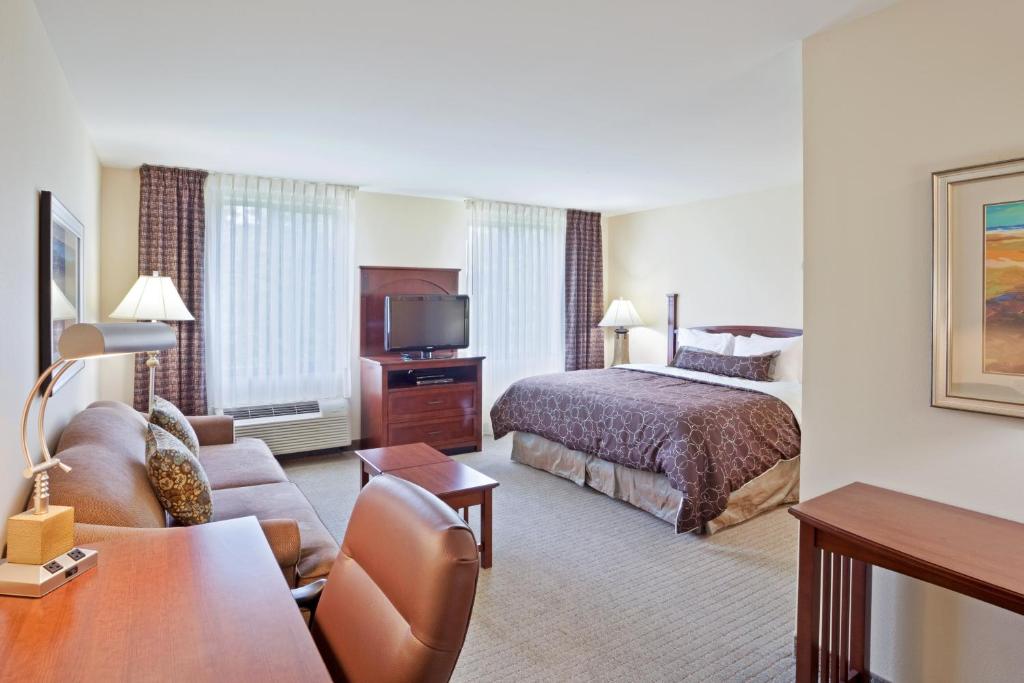 TV a/nebo společenská místnost v ubytování Staybridge Suites Everett - Paine Field by IHG