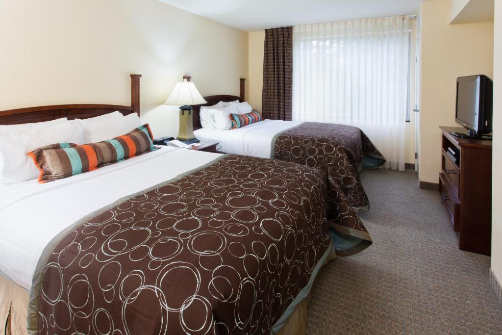 Postel nebo postele na pokoji v ubytování Staybridge Suites Everett - Paine Field by IHG