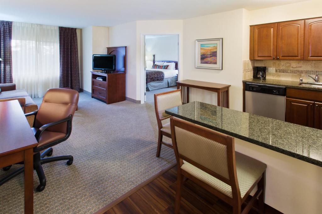 Kuchyň nebo kuchyňský kout v ubytování Staybridge Suites Everett - Paine Field by IHG