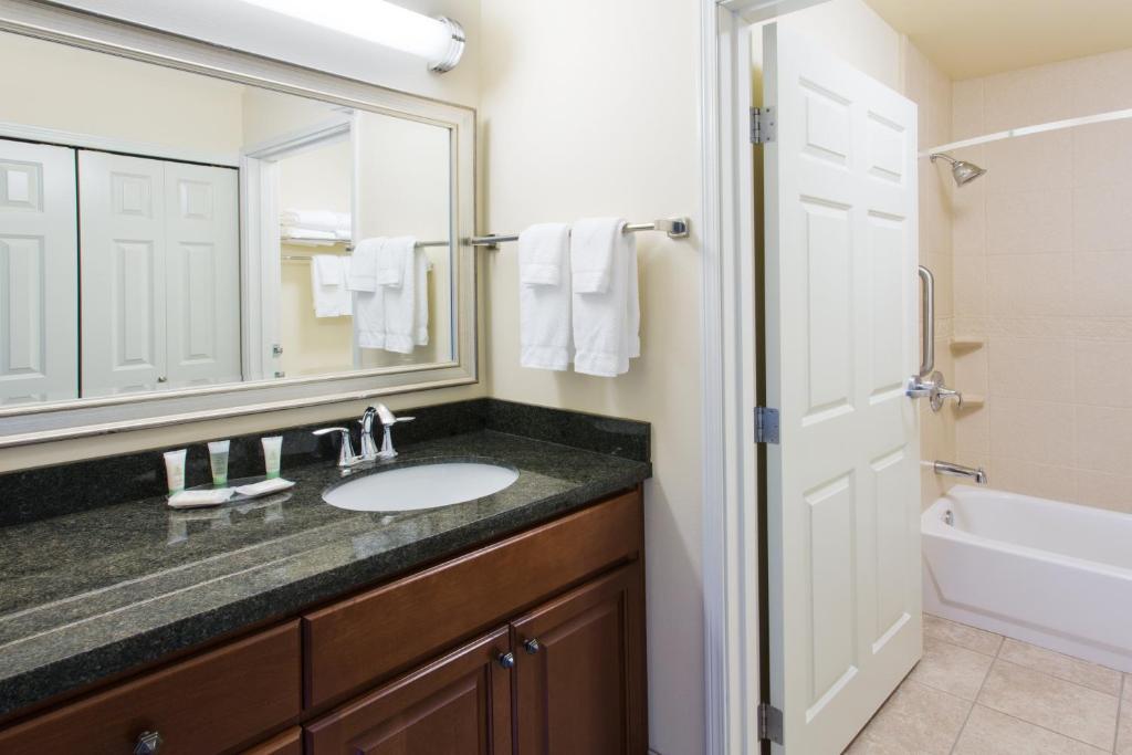Koupelna v ubytování Staybridge Suites Everett - Paine Field by IHG