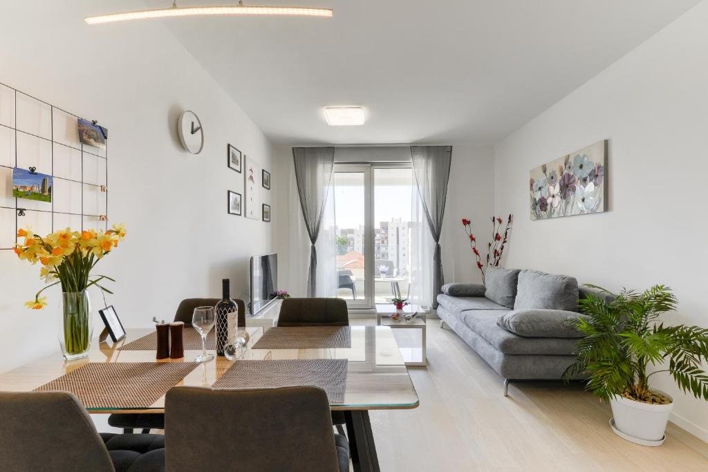 uma sala de estar com um sofá e uma mesa em My Apartment em Zadar