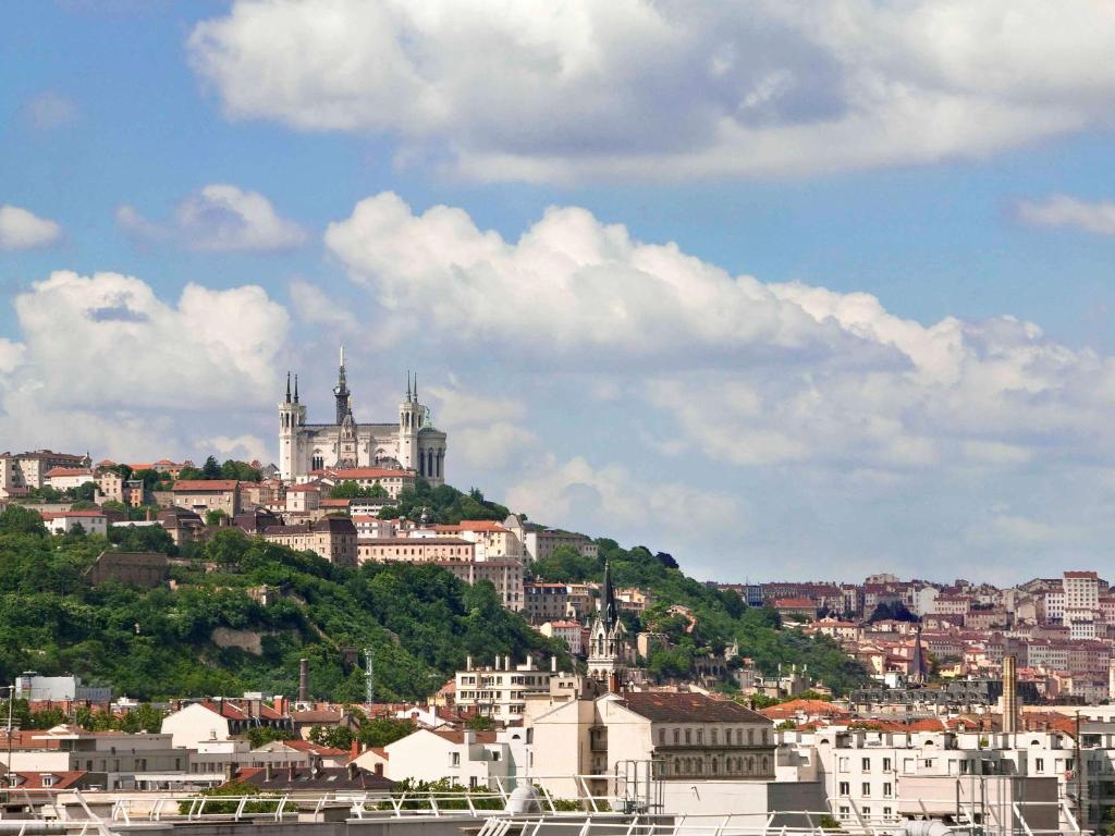 カリュイール・エ・キュイールにあるIbis Budget Lyon Caluire Cité Internationaleの城を背景にした丘の上の町