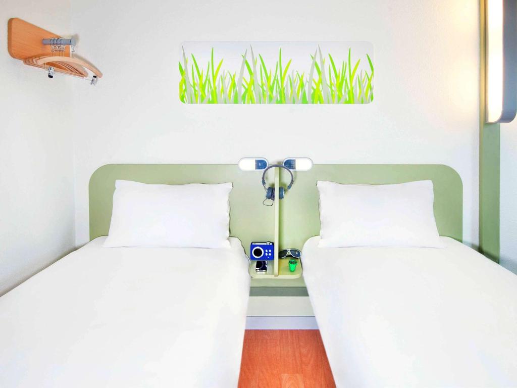 Postel nebo postele na pokoji v ubytování ibis budget Lyon Sud St Genis Laval