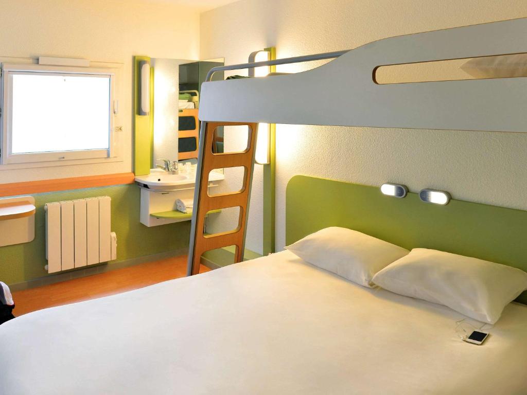 Postel nebo postele na pokoji v ubytování Ibis Budget Orléans Nord Saran