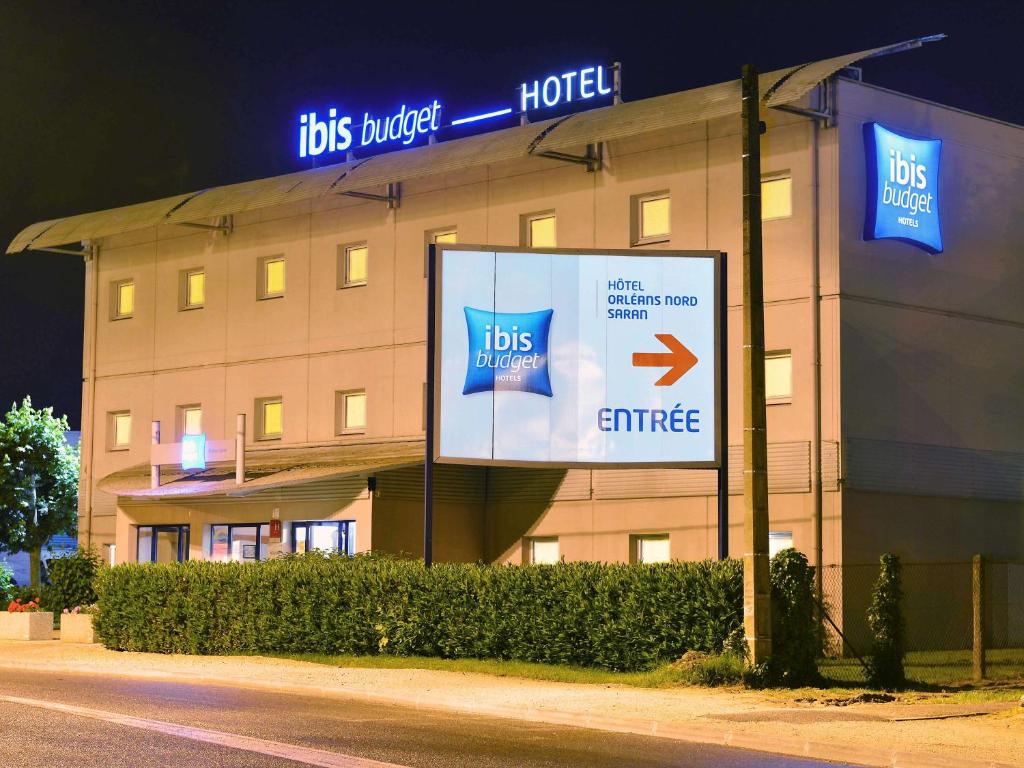 a building with a sign in front of it at Ibis Budget Orléans Nord Saran in Saran