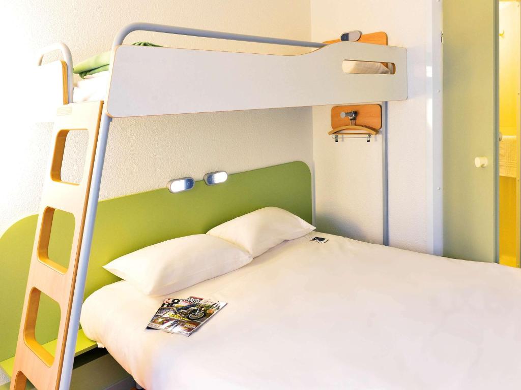 Postel nebo postele na pokoji v ubytování Ibis Budget Orléans Nord Saran