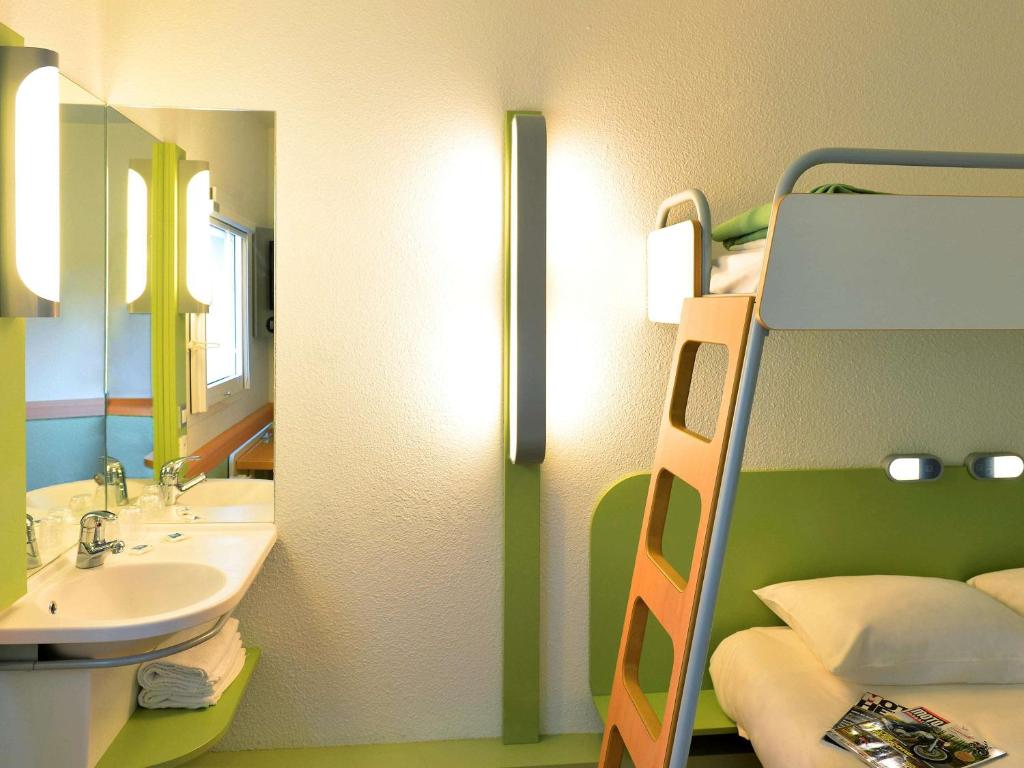 Postel nebo postele na pokoji v ubytování Ibis Budget Orléans Nord Saran