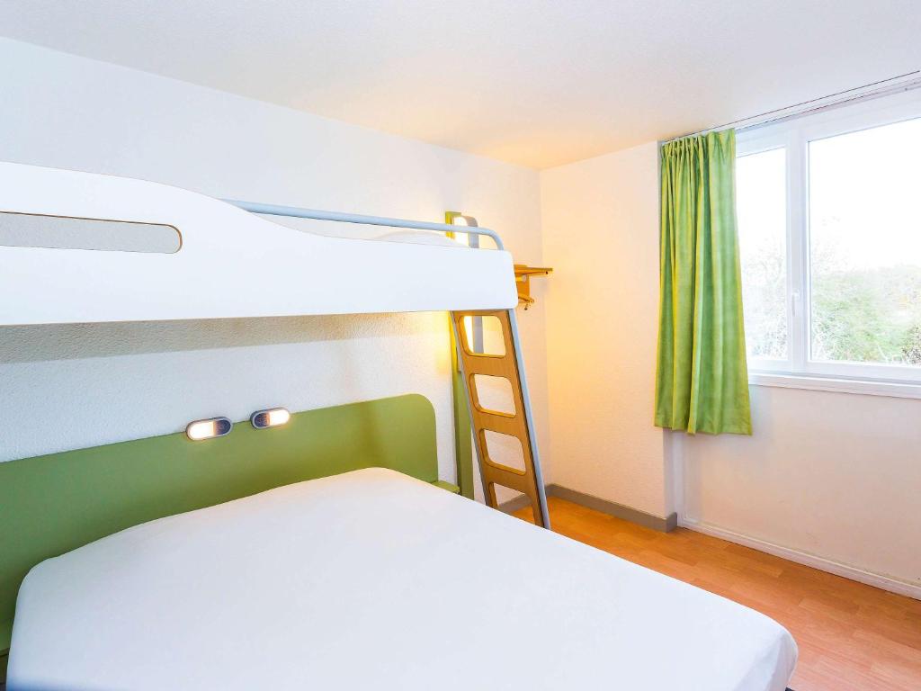Postel nebo postele na pokoji v ubytování ibis budget Lorient Hennebont