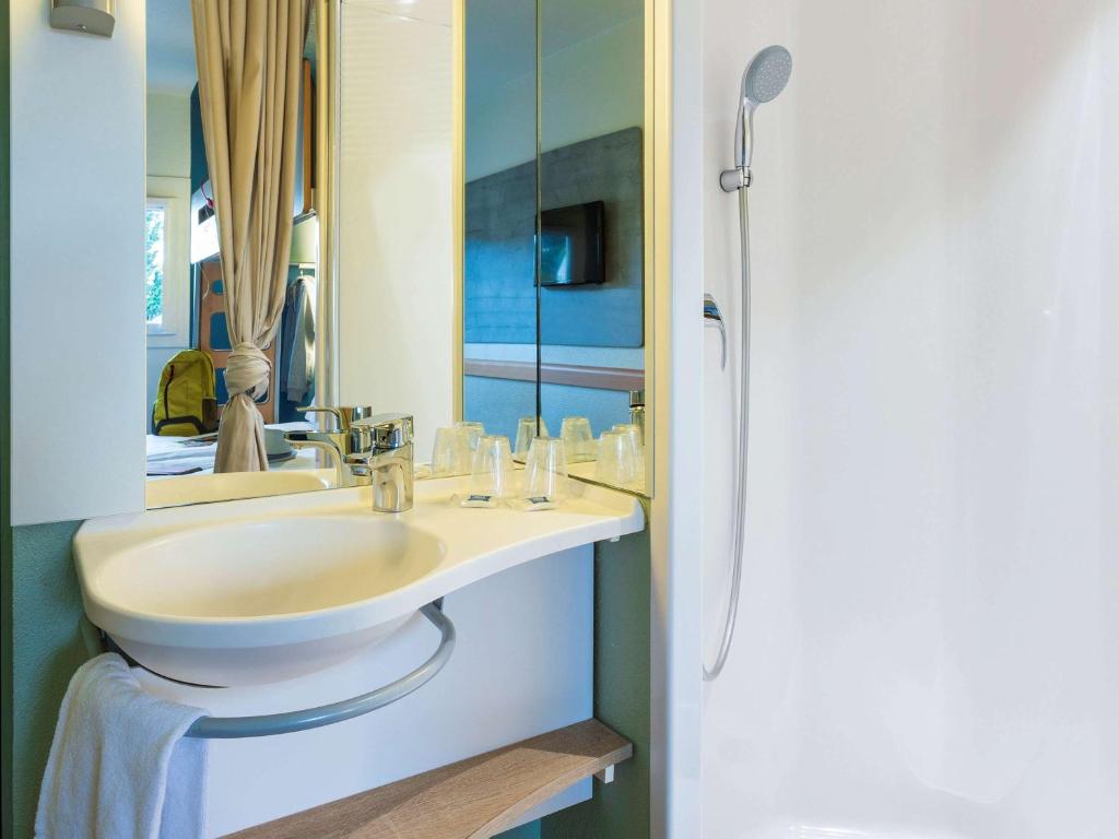 une salle de bain avec un lavabo et une douche dans l'établissement ibis budget Berck Sur Mer, à Berck-sur-Mer