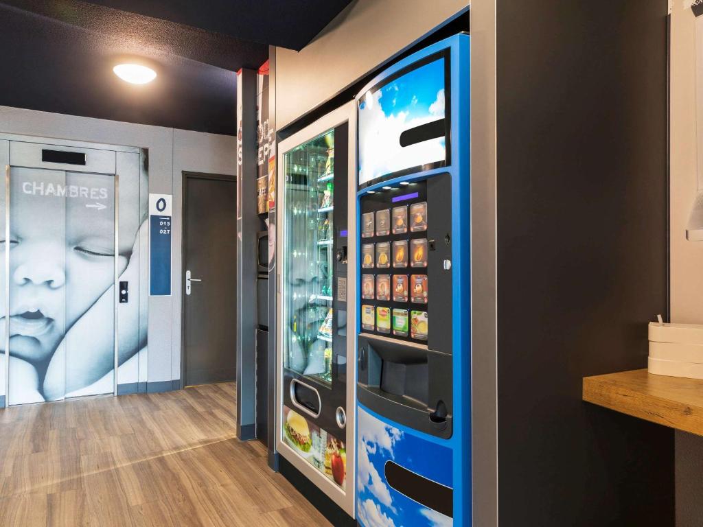 un magasin avec un distributeur automatique de boissons dans une chambre dans l'établissement ibis budget Berck Sur Mer, à Berck-sur-Mer