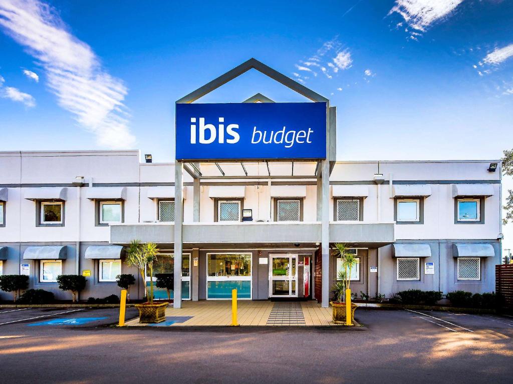 um edifício com um sinal que lê o orçamento dos leões em ibis Budget - Newcastle em Newcastle