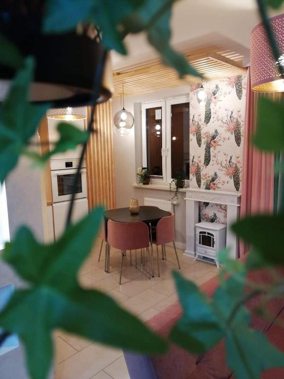 a dining room with a table and chairs in a room at Apartament w trójmiescie in Kowale