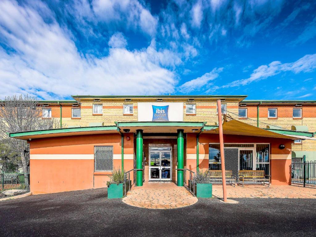 a building with a sign on the front of it at ibis Budget - Dubbo in Dubbo