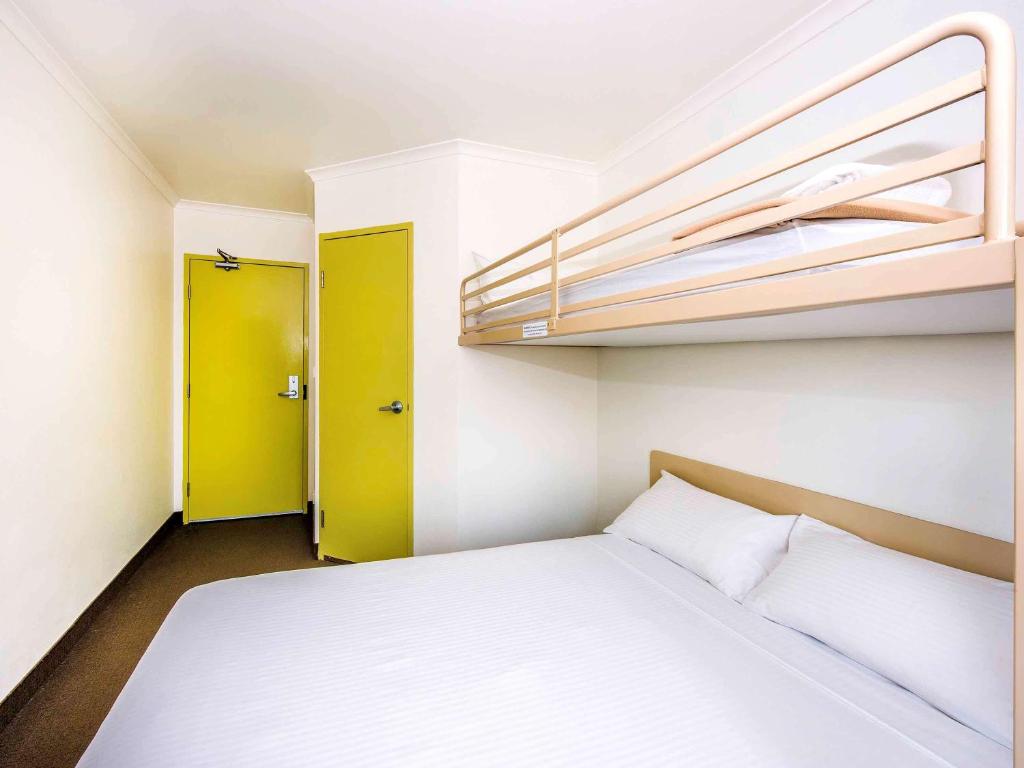 Postel nebo postele na pokoji v ubytování ibis Budget Coffs Harbour
