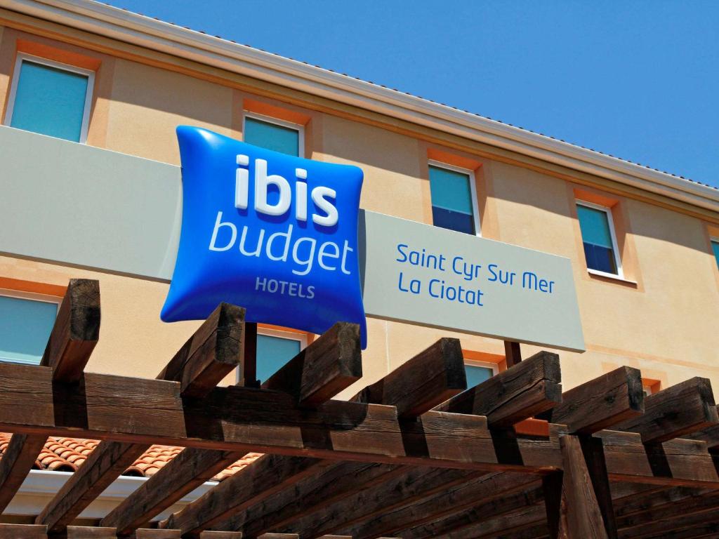 un panneau pour le buicker aubs devant un bâtiment dans l'établissement ibis budget Saint Cyr sur Mer La Ciotat, à Saint-Cyr-sur-Mer