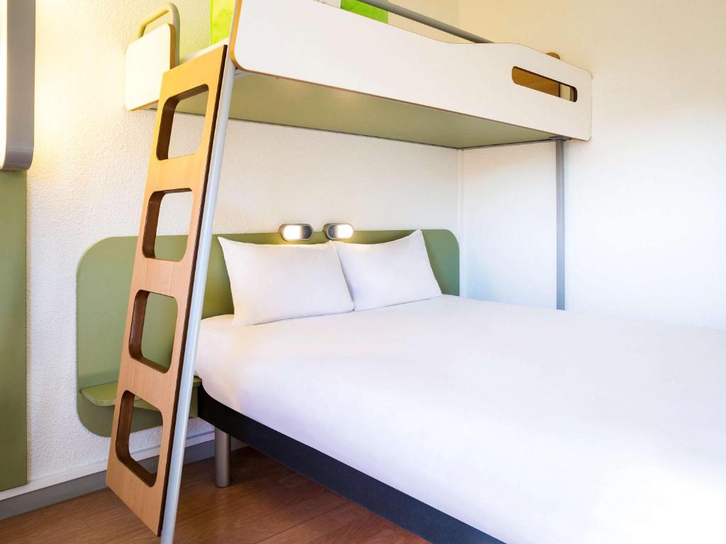 Postel nebo postele na pokoji v ubytování ibis budget Lyon Gerland