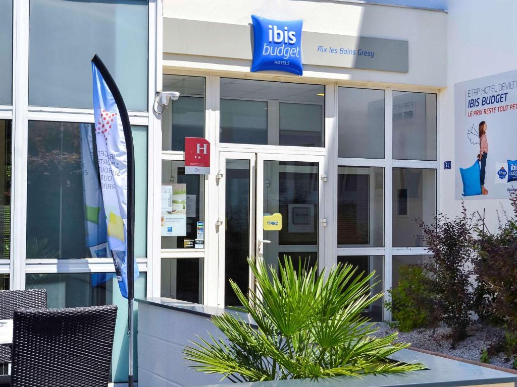 un edificio con un cartello che legge l'ufficio di collocamento di ibis budget Aix Les Bains - Grésy a Grésy-sur-Aix