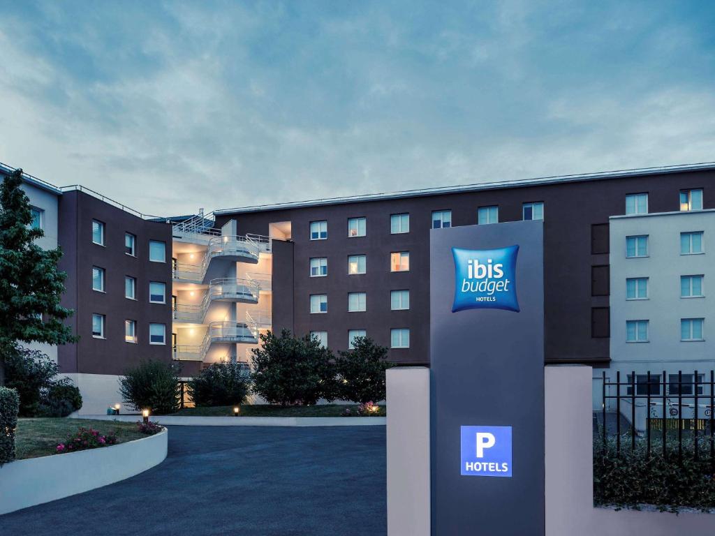 un hôtel avec un panneau de diabète aubs devant un bâtiment dans l'établissement ibis budget Marne la Vallée Val d'Europe, à Montévrain