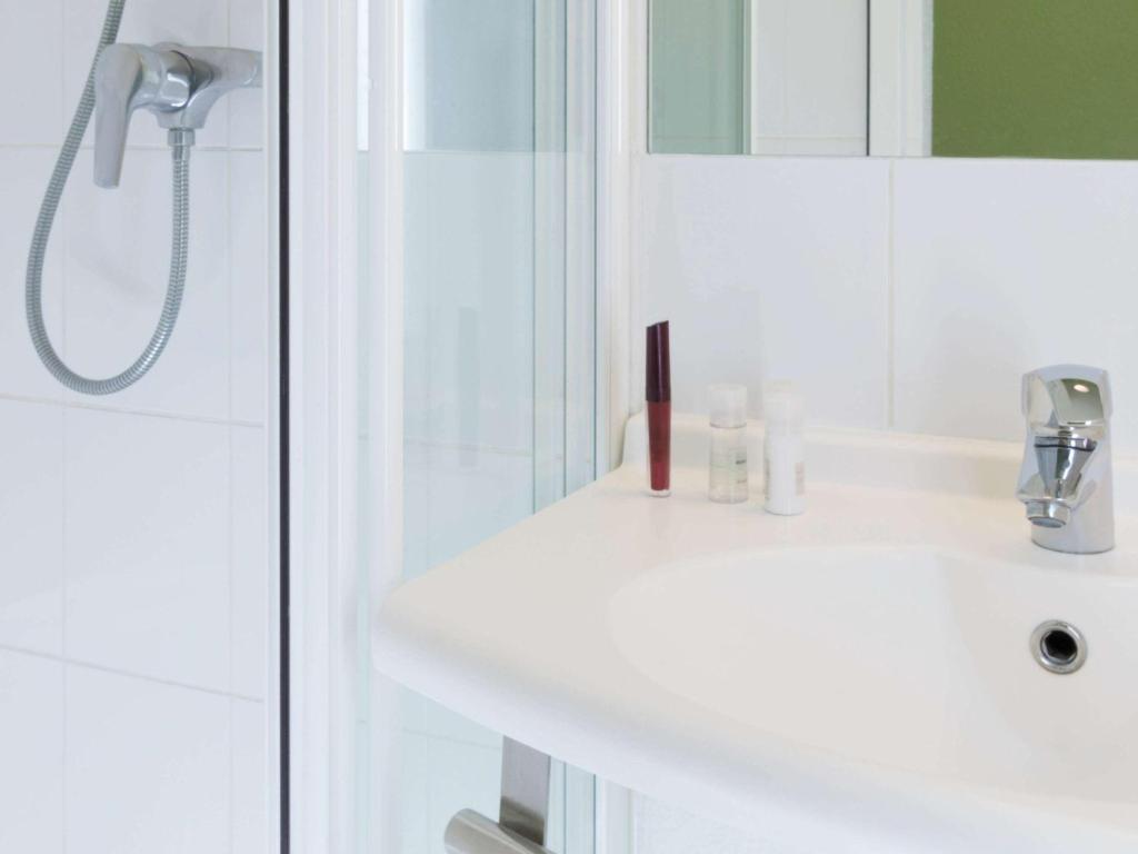 Koupelna v ubytování Hotel Ibis Budget Lyon Eurexpo -
