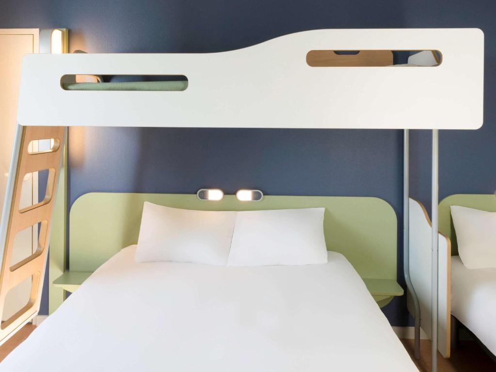 Postel nebo postele na pokoji v ubytování Hotel Ibis Budget Lyon Eurexpo -