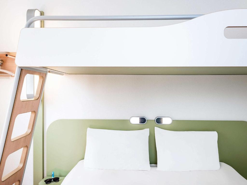 Postel nebo postele na pokoji v ubytování Hotel Ibis Budget Lyon Eurexpo -