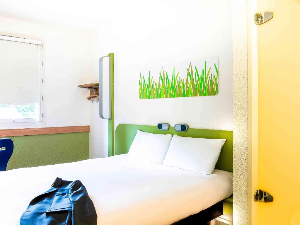 Postel nebo postele na pokoji v ubytování ibis budget Issoire