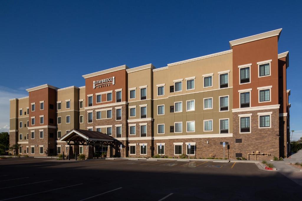 rendering hotelu z parkingiem w obiekcie Staybridge Suites - Phoenix – Biltmore Area, an IHG Hotel w mieście Phoenix