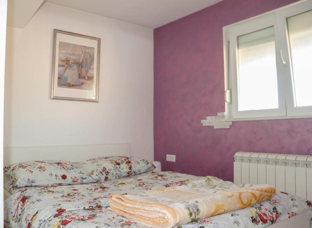 - une chambre avec un lit et une fenêtre dans l'établissement Juventas37, à Belgrade