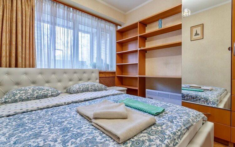 モスクワにあるFortEstate Vernandskogo Aveのベッドルーム1室(ベッド2台、大きな窓付)
