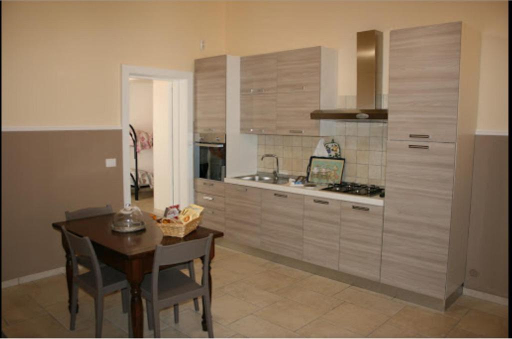 A kitchen or kitchenette at casa vacanze la pizzica