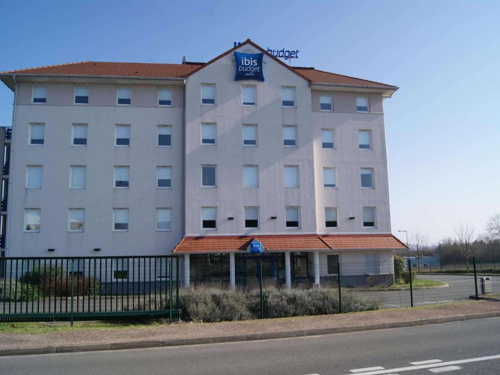 a large white building on the side of a street at ibis budget Nevers Varennes Vauzelles in Varennes Vauzelles
