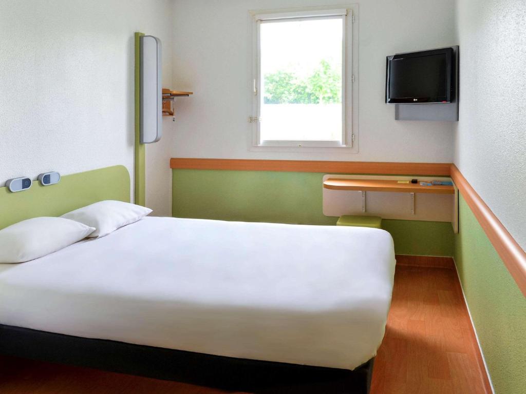 Postel nebo postele na pokoji v ubytování Ibis budget Orléans Sud Comet