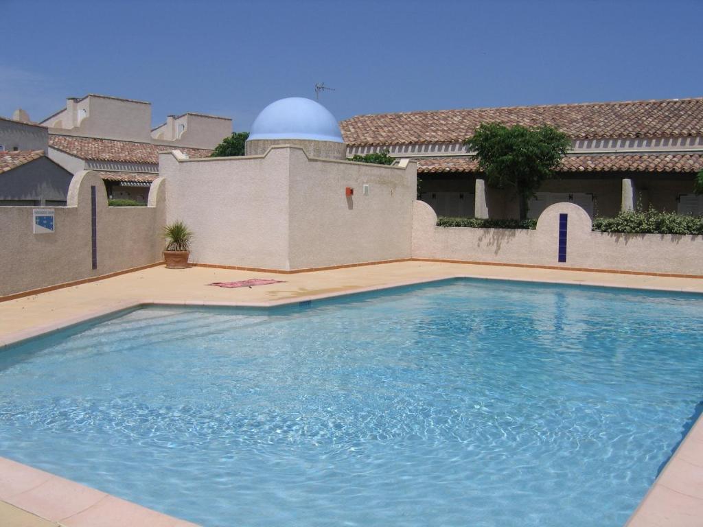 - une grande piscine avec un dôme au-dessus d'un bâtiment dans l'établissement Villa Samaria 3 Pièces Mezzanine CAP D'AGDE, au Cap d'Agde