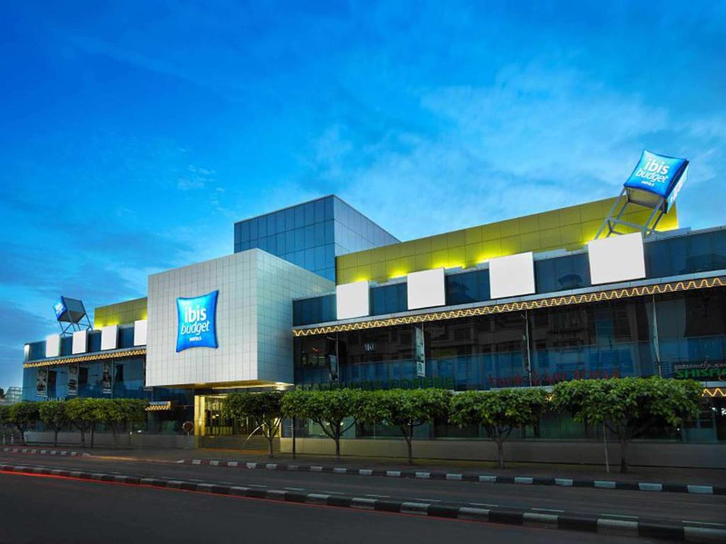 un edificio con un cartel en el costado en Ibis Budget Jakarta Menteng, en Yakarta