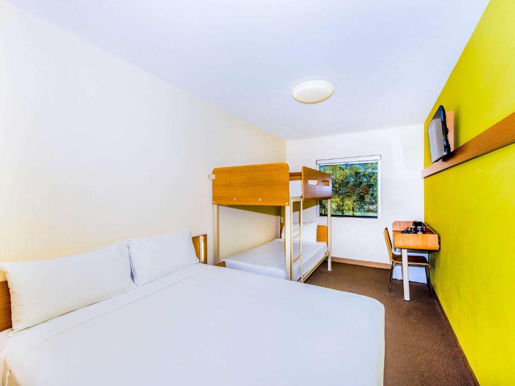 Postel nebo postele na pokoji v ubytování ibis Budget Sydney Olympic Park