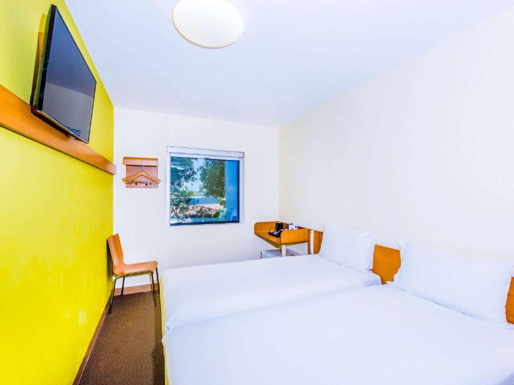 Postel nebo postele na pokoji v ubytování ibis Budget Sydney Olympic Park