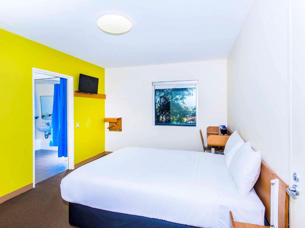 Postel nebo postele na pokoji v ubytování ibis Budget Sydney Olympic Park