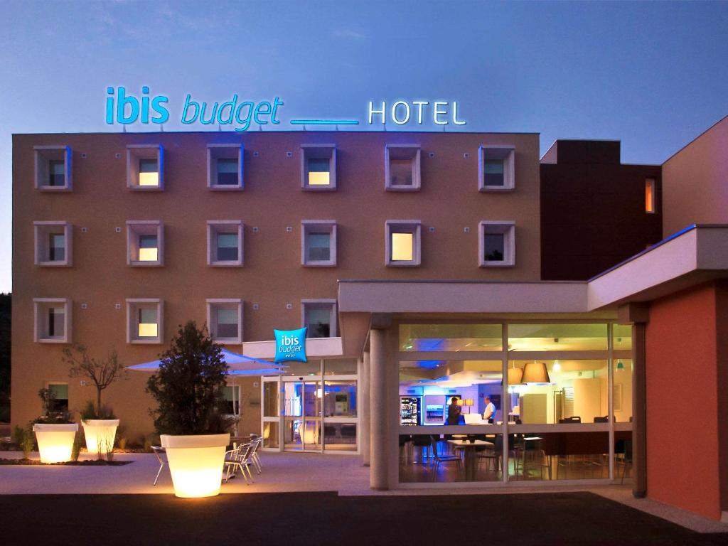 ein Hotel mit einem Schild, das Löwen-Budget-Hotel liest in der Unterkunft ibis budget Loriol Le Pouzin in Le Pouzin