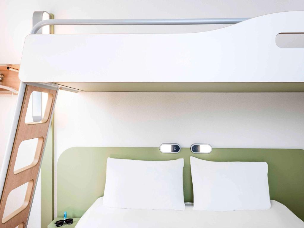 Postel nebo postele na pokoji v ubytování Ibis Budget Lyon Centre - Gare Part Dieu