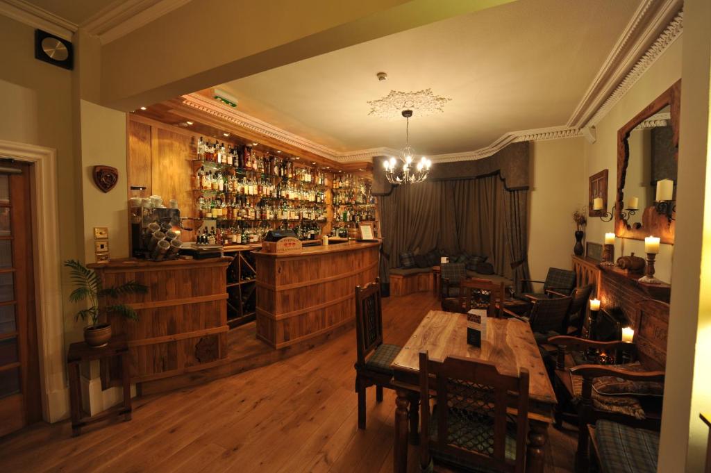 Lounge nebo bar v ubytování Poppies Hotel