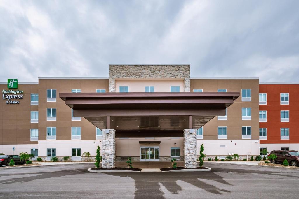 una vista frontal de un hospital con un edificio en Holiday Inn Express & Suites- South Bend Casino, an IHG Hotel en South Bend