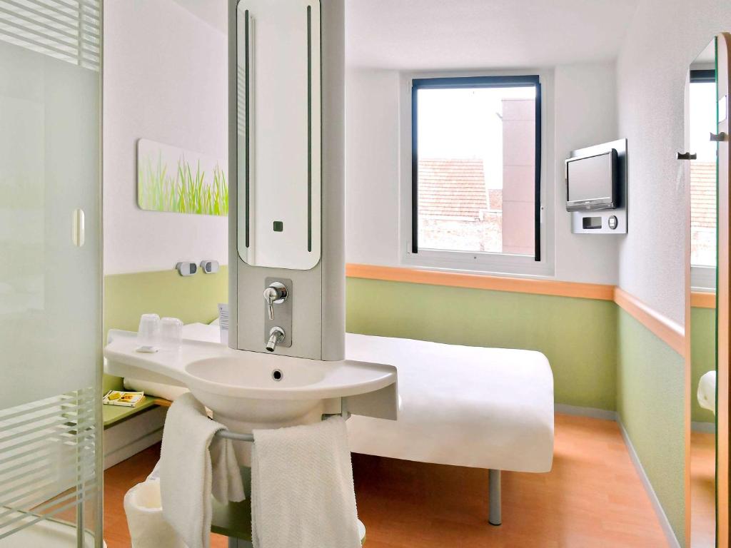 bagno con lavandino e specchio di ibis budget Nimes Centre Gare a Nîmes