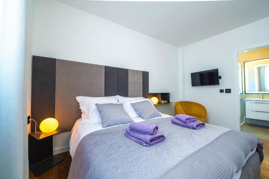 Postel nebo postele na pokoji v ubytování Saint Blaise Luxury Suite