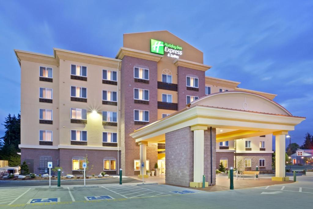 リンウッドにあるHoliday Inn Express Hotel & Suites Seattle North - Lynnwood, an IHG Hotelの正面にガゼボがあるホテルの建物