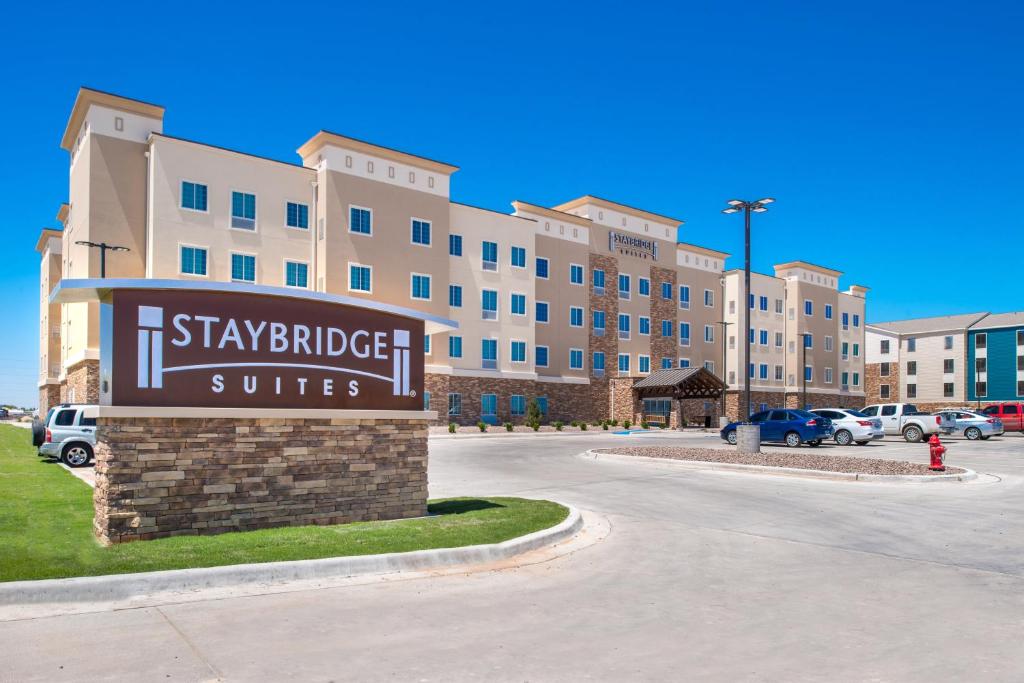 佩科斯的住宿－Staybridge Suites - Pecos, an IHG Hotel，停车场大楼前的标志