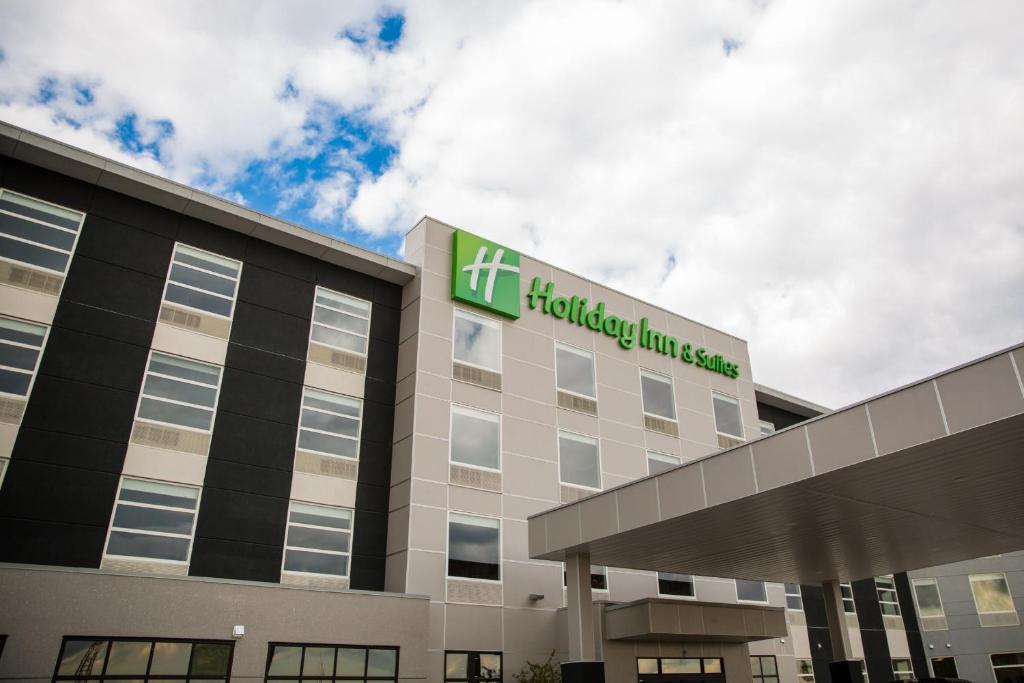 卡爾加里的住宿－Holiday Inn Hotel & Suites Calgary South - Conference Ctr, an IHG Hotel，上面有保健线标志的医院大楼