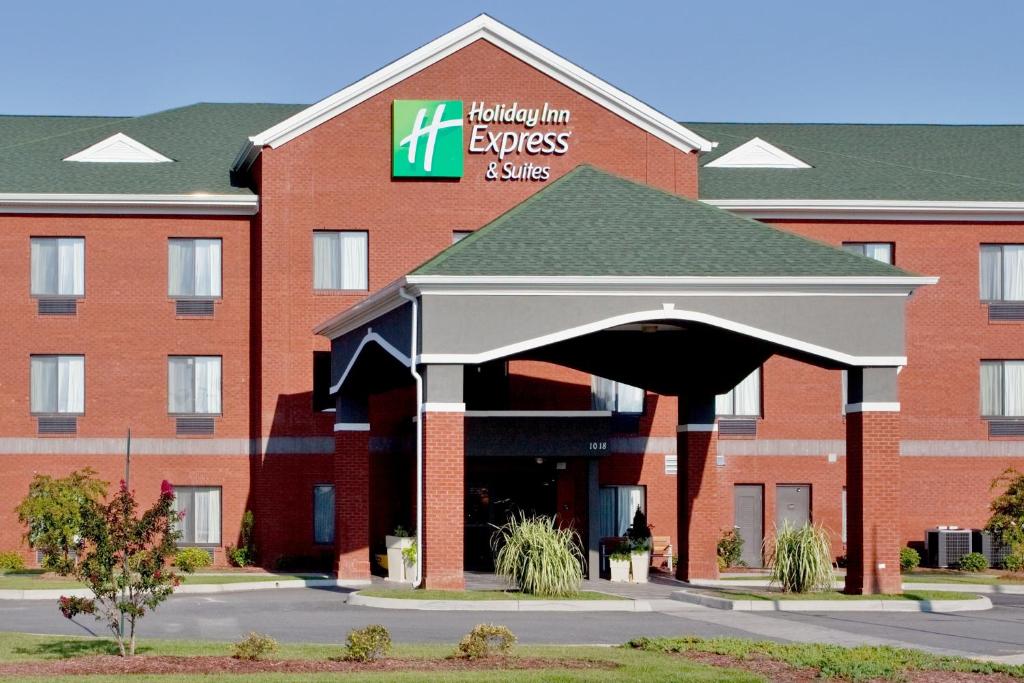 un hotel con un cartel en la parte delantera de un edificio en Holiday Inn Express Hotel & Suites Suffolk, an IHG Hotel, en Suffolk