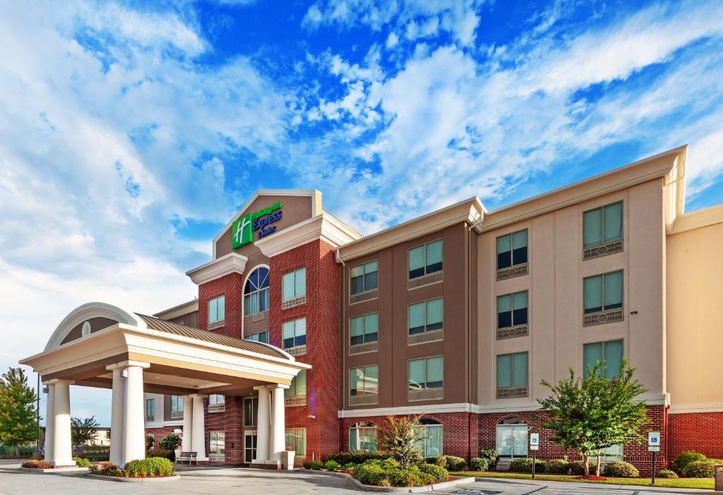 una representación de un hotel con un edificio en Holiday Inn Express Hotel and Suites Shreveport South Park Plaza, an IHG Hotel en Shreveport