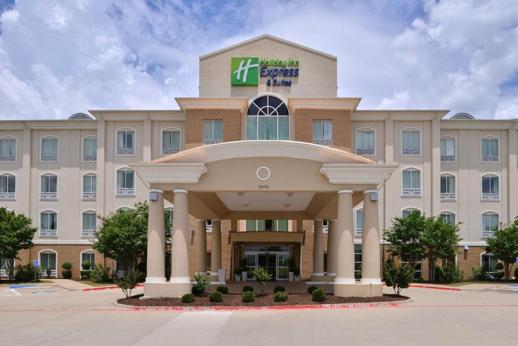 a rendering of the front of a hotel at Holiday Inn Express Hotel & Suites Sherman Highway 75, an IHG Hotel in Sherman