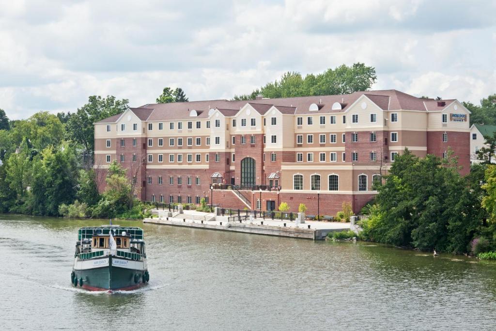 Výhled na řeku, která protéká v blízkosti hotelu